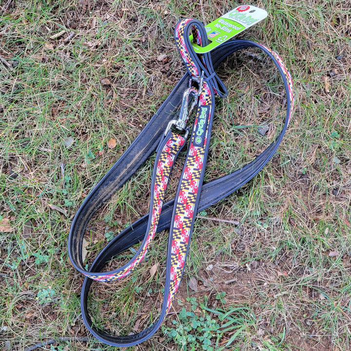 Maryland Flag No-Stink Dog Leash (outdoor scene)
