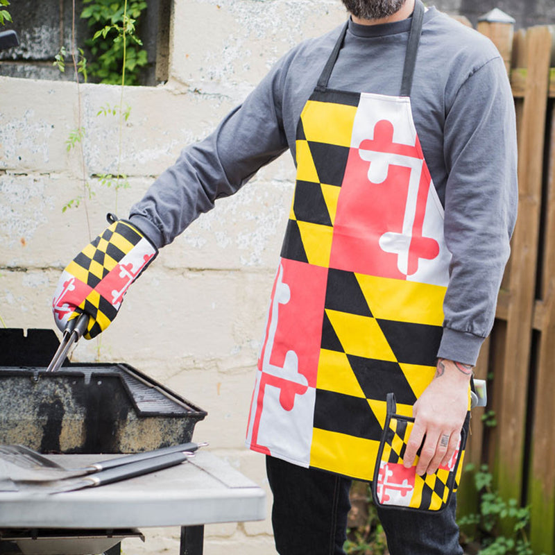 Maryland Flag Potholder and Oven Mitt Man Grilling